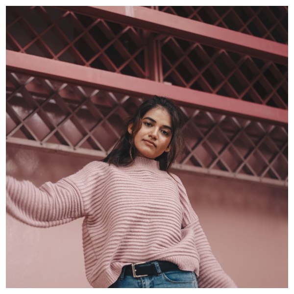 Meisje met roze sweater en Instagram filter