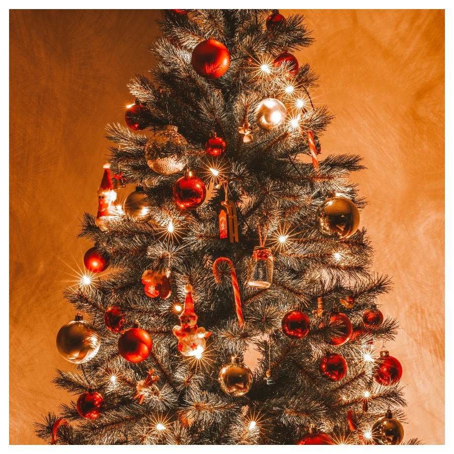 kerstboom met rode versiering
